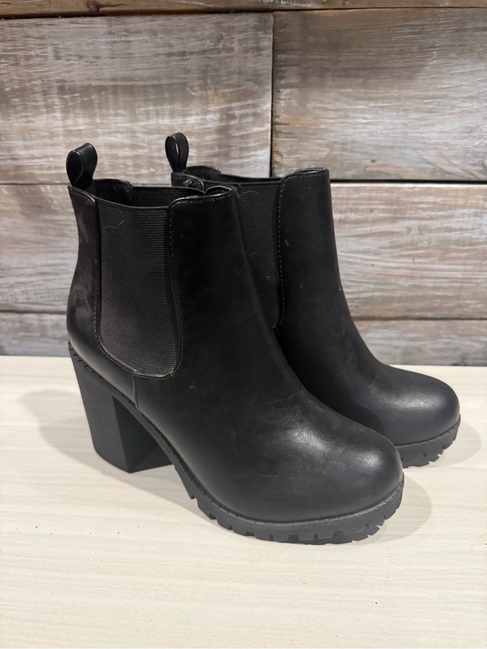 Soda Women's Black Chelsea Block Heel Ankle Boots NWOT